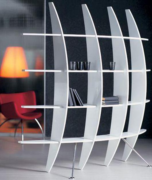 V majhnem stanovanju lahko namesto klasične pregradne stene uporabite tako s pol