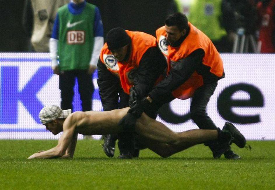 Nagec na tekmi med Herto in Kölnom. FOTO: Reuters