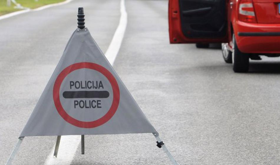 Huda nesreča: Brez zaviranja trčil v kolono, poškodovana otroka