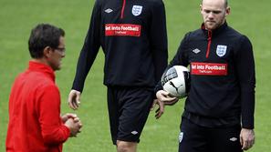 Fabio Capello (levo) še naprej zaupa Waynu Rooneyju. (Foto: Reuters)