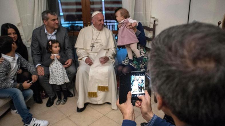 Papež Frančišek obiskal družine nekdanjih duhovnikov