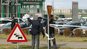 Policija je po klicu zavarovala širšo okolico podjetja Porsche v Kopru.