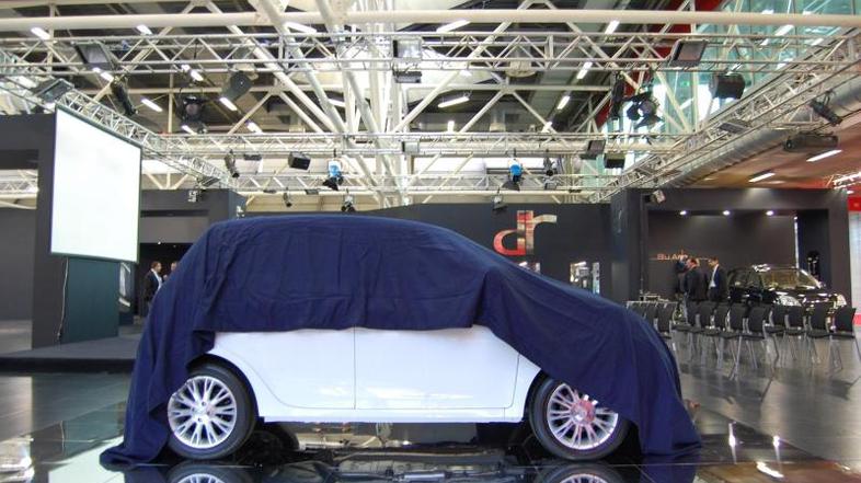 Kriza se pozna tudi na avtosalonih, ki so bili vsi okleščeni, na mnogih pa so pr