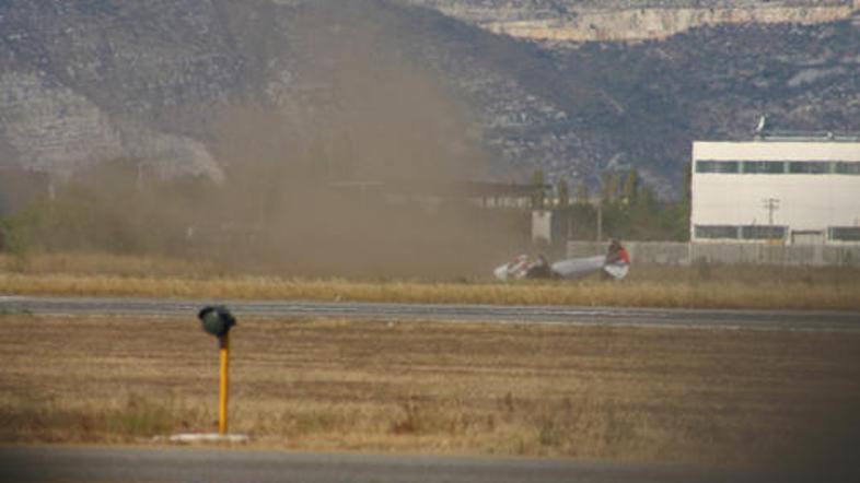 Med publiko sta bili tudi pilotova mati in dekle, ki sta lahko tragično nesrečo 