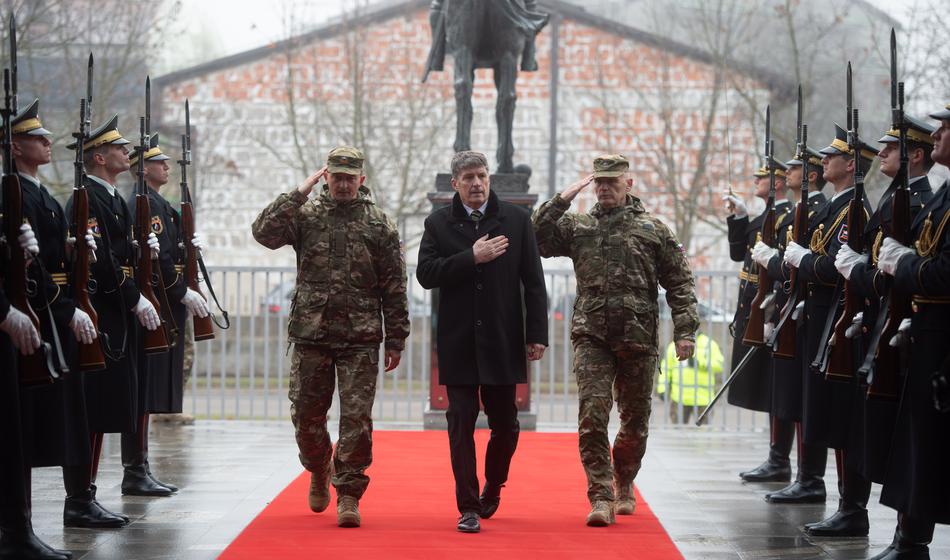 Znano, kdaj se na Grenlandijo odpravljata slovenska častnika