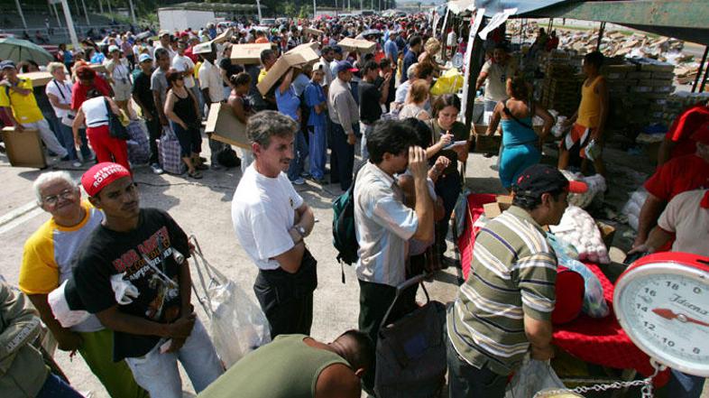 Dolge vrste pred šotorom državne kmetijske družbe PDVAL v Caracasu.