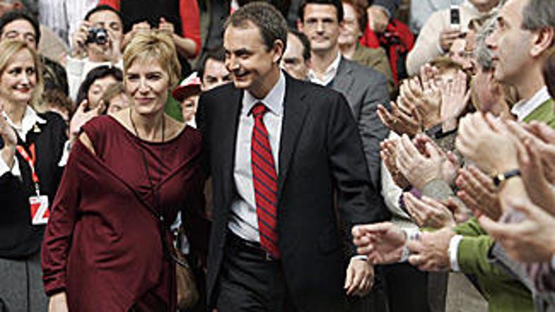 Zapatero z ženo Espinoso prihaja na srečanje predstavnikov stranke PSOE.