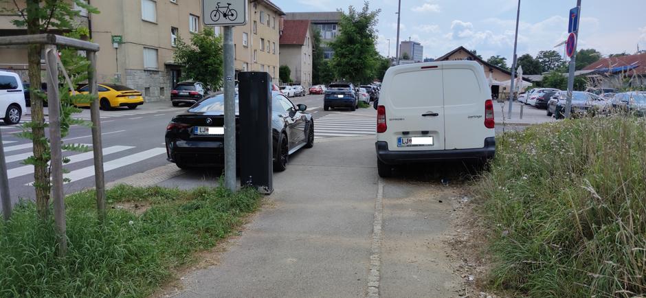 Nepravilno parkiranje v okolici džamije na Parmovi | Avtor: Bralec