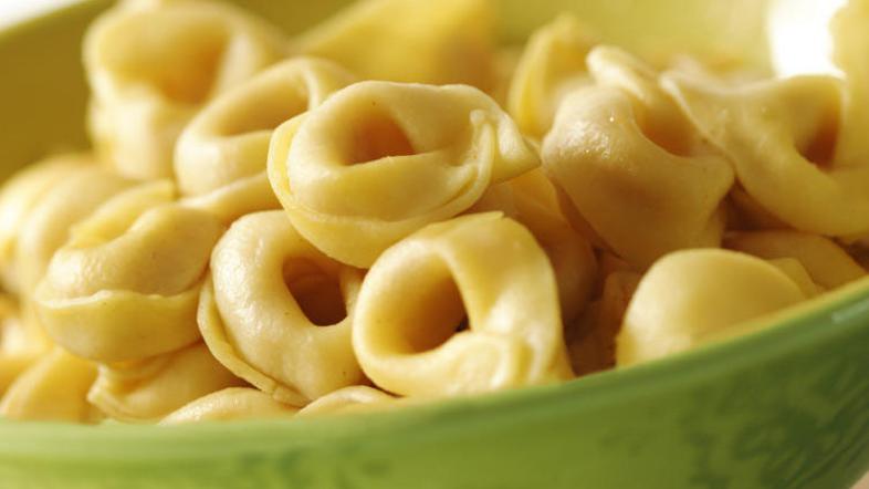 Kuhane torteline zmešajte z omako in takoj postrezite.