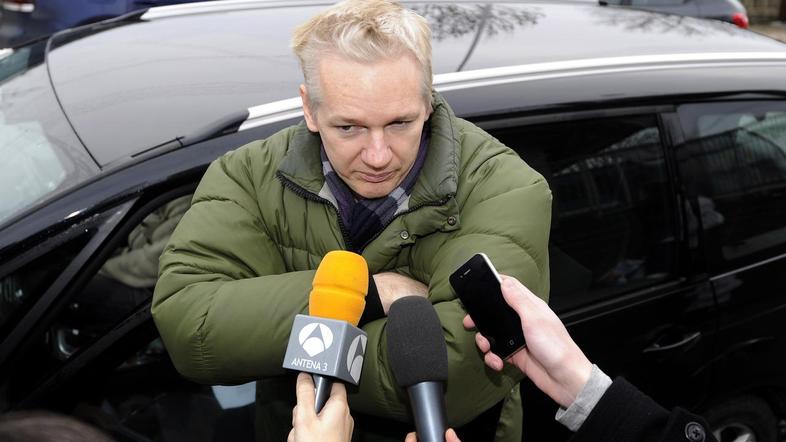 Julian Assange se mora po izpustitvi iz pripora redno javljati na policijski pos