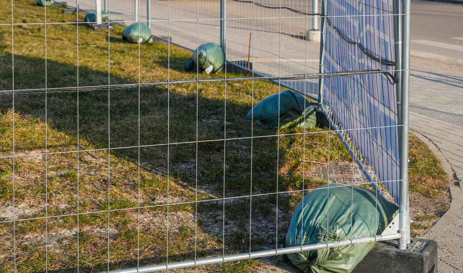 Dobil občinsko soglasje za ograjo, zdaj jo mora odstraniti na lastne stroške