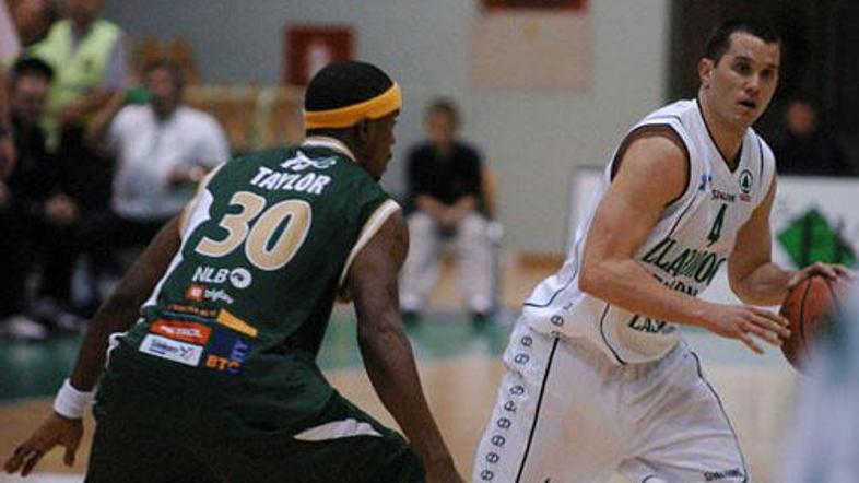 Nejc Strnad (desno) je bil najboljši strelec Zlatoroga. Krki je nasul kar 27 toč