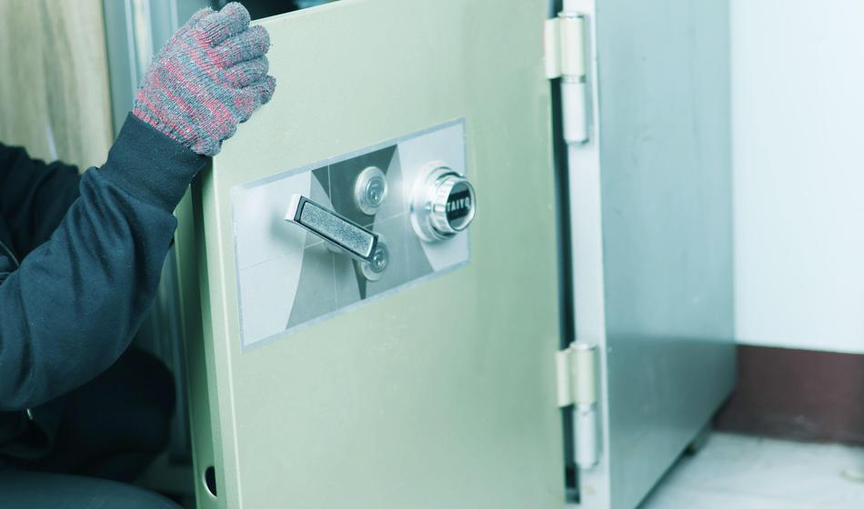 Kot v filmu: Pri Ljubljani iz tal zruvali 300-kilogramski sef in izginili v temi