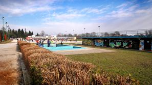 Del Športnega parka Vrhnika je tudi bazen, a je že nekaj časa zaprt. (Foto: Anže