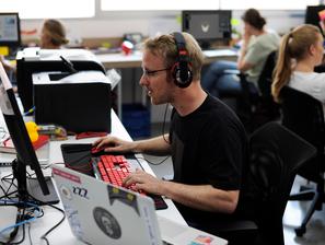 Delavci v pisarni, moški s slušalkami