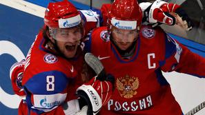 Aleksander Ovečkin (desno) bi z zlatom na svetovnem prvenstvu rešil letošnjo sez