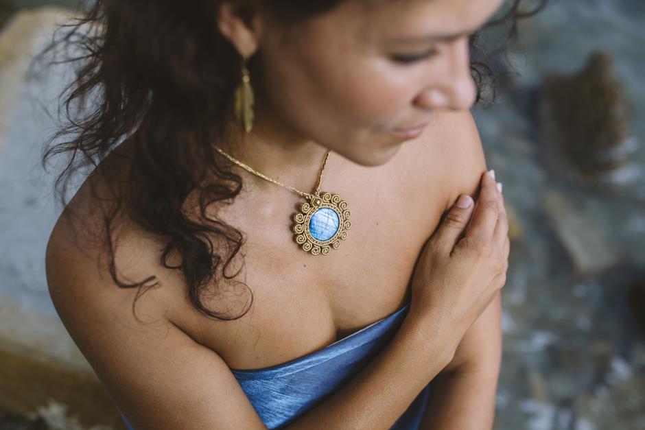 Katja Bubnič z modro makrame ogrlico | Avtor: Teja Blatnik