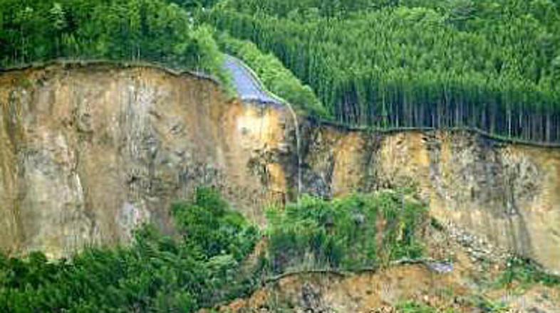 Slika prikazuje posledice zadnjega potresa, ki je pred dobrim mesecem in pol pra