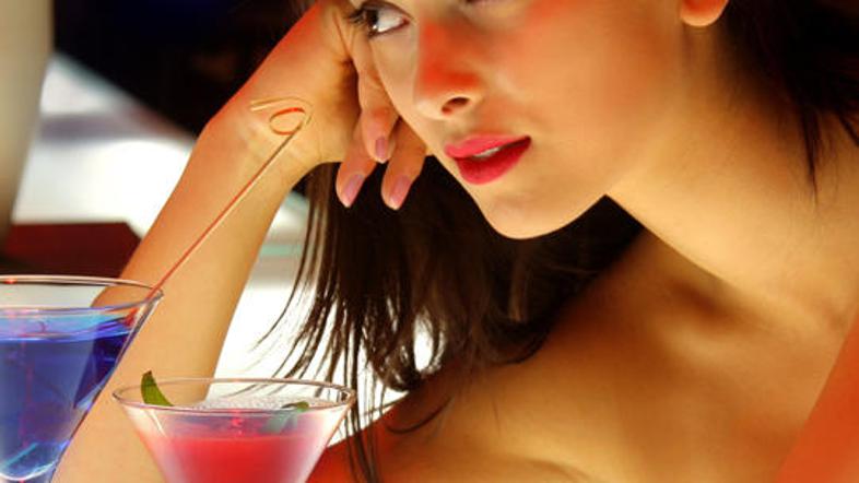 Kadar pijete alkohol, vedno pijte tudi veliko vode. (Foto: Shutterstock)