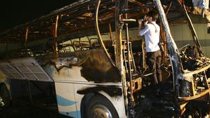 Nesrečni delavci so zgoreli v avtobusu. (Foto: Reuters)