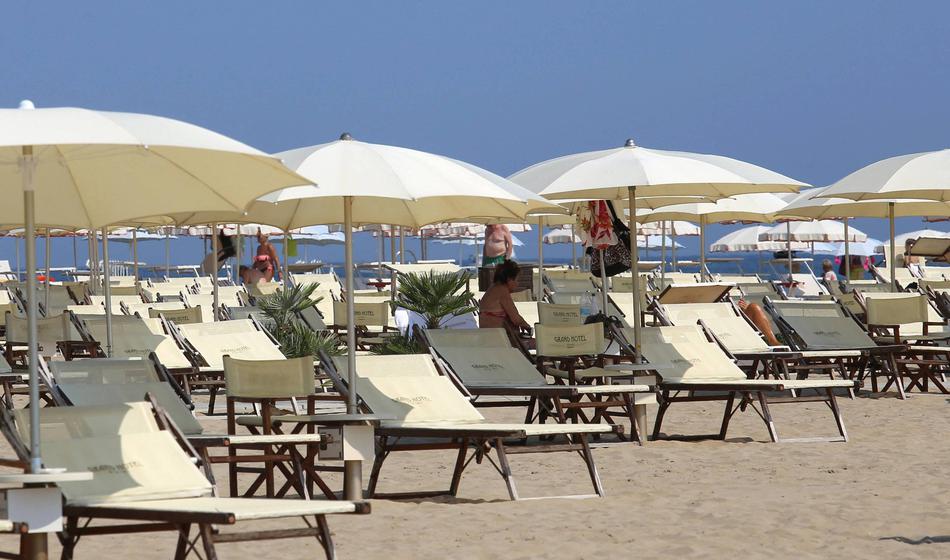 Cene senčnikov in ležalnikov na plažah letos poletele v nebo