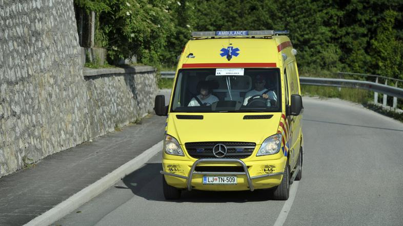 slovenija 14.06.13, resevalno vozilo, resilec, Pacient, cesta, promet, vozilo, a