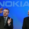 Stephen Elop (levo) je zavrnil namige, da bo Nokio prevzel Microsoft. Poleg njeg