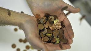 slovenija 25.10.13, evro, euro, denar, denar pada, kovanci, sparanje, banka, pri