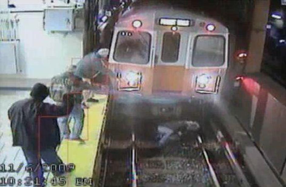 Prizor drame na eni izmed bostonskih postaj podzemne železnice. 