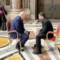 Srečanje Donalda Trumpa in Volodomirja Zelenskega na pogrebu papeža Frančiška v Vatikanu.
