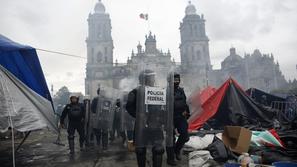 Spopad policije in učiteljev v Mehiki