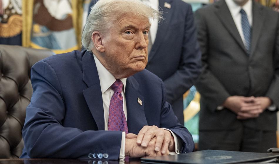 Trump: Razveljavljam vse, kar je Biden podpisal z avtomatskim pisalom