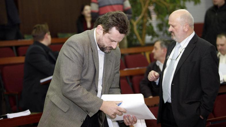 Jože Korže, predsednik svetniške skupine SDS (na fotografiji desno, levo je svet