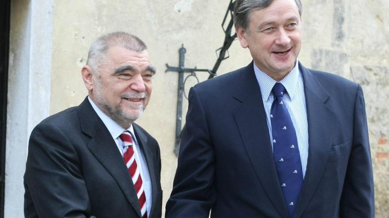 Mesić je zadrževanje denarja varčevalcev NL označil za rop.