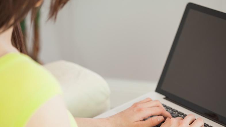 Ženska za računalnikom