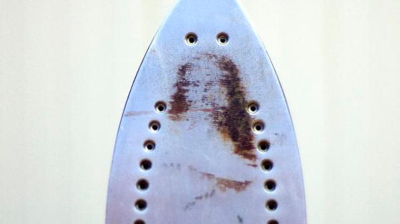 Rjav madež na spodnjem delu likalnika spominja na moški obraz z dolgimi lasmi. (