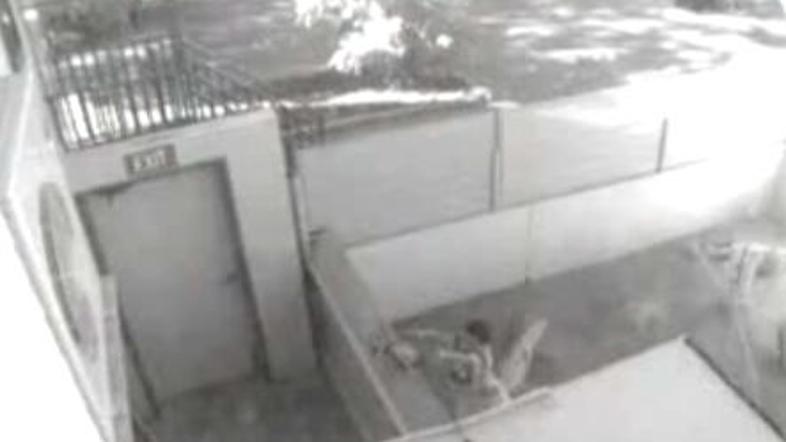 Varnostne kamere so ujele dečka pri dejanju.