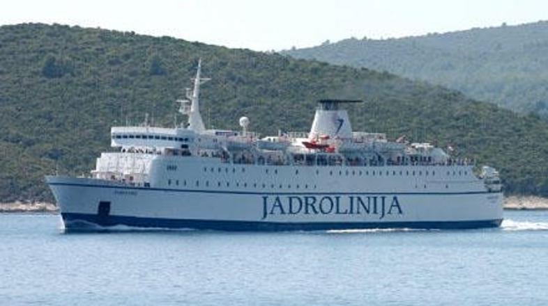 Na potniški ladji je bilo 41 potnikov in 64 članov posadke. © Večernji list