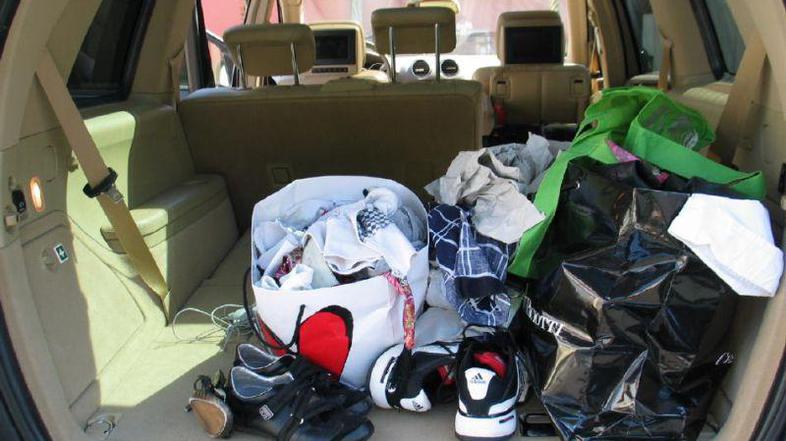 Slovenka in Hrvat sta ponarejene evre skrivala v avtomobilu.