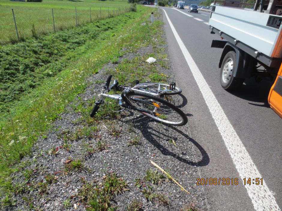 Dars predmeti na vozišču | Avtor: Dars