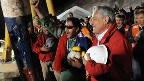 Zadnjega rešenega rudarja Luisa Urzua je čilski predsednik objel in z njim ter p