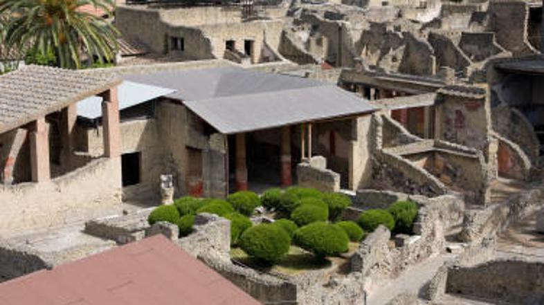 V Herkulaneumu so odkrili reliefno ploščo, ki so jo našli po naključju.