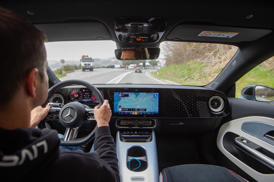 Primerjava: Mercedes-Benz CLA, hibrid in elektrika | Avtor: Anže Petkovšek