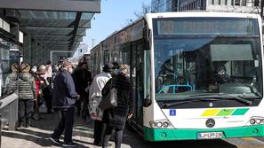 potniki čakajo avtobus LPP