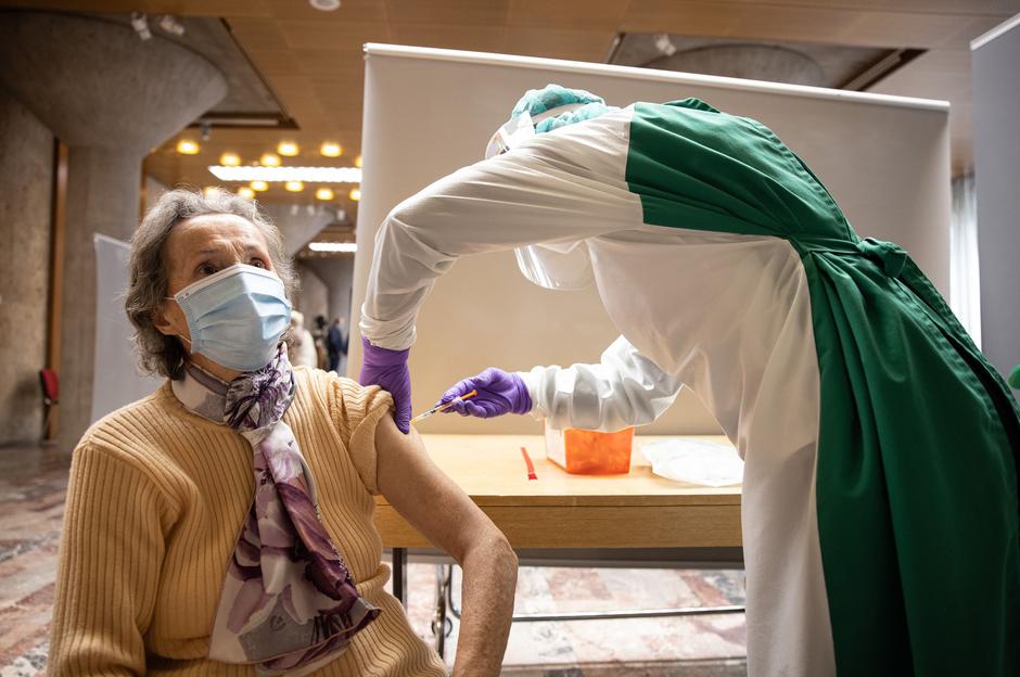 Covid-19 v Sloveniji | Avtor: Profimedia