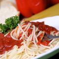 Špageti s paradižnikovim pestom so priljubljena italijanska jed.