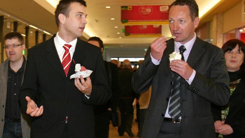 Župan Boris Popovič (desno) si je v družbi Mitja Terčeta privoščil sladoled, pre