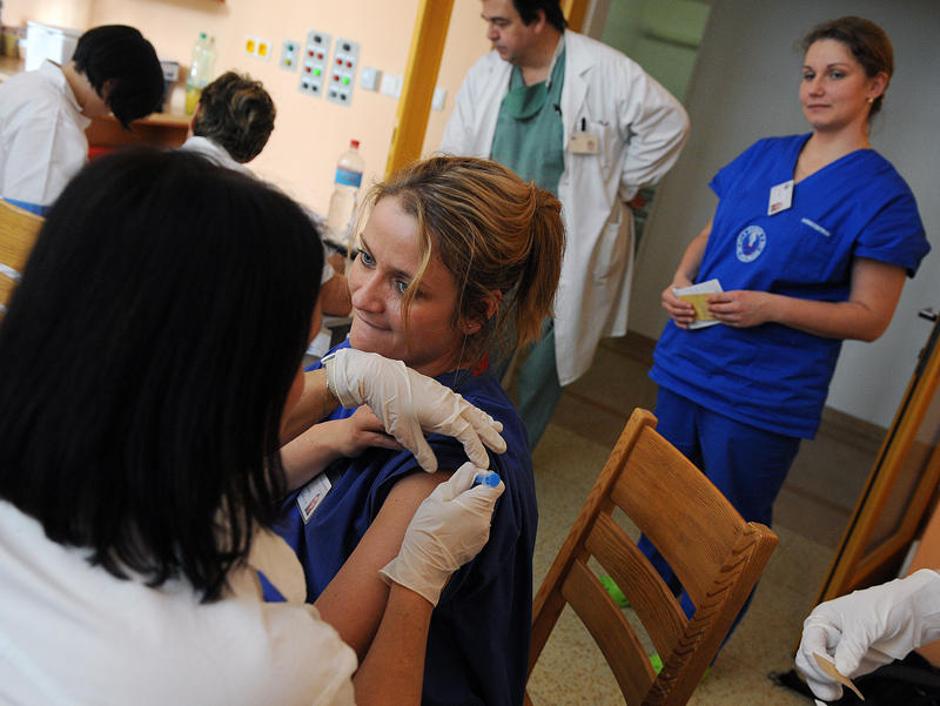 Cepljenje bo potekalo v devetih cepilnih centrih po vsej državi, za cepljenje pa | Avtor: Žurnal24 main