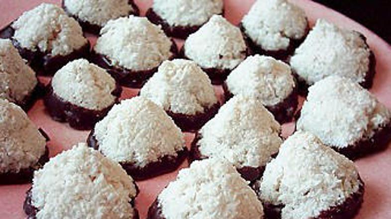 Poljubčki so še bolj slastni, če jih pomočite v temno čokolado.