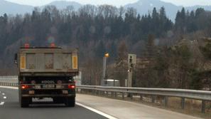 Prvi radar na viaduktu Bistrica je odbil tovornjak, drugega pa so poškodovali. (